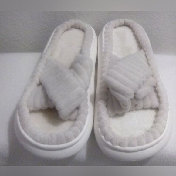 New Women’s Gray Plush Quilted Slippers Size 11-12 - Picture 2 of 4